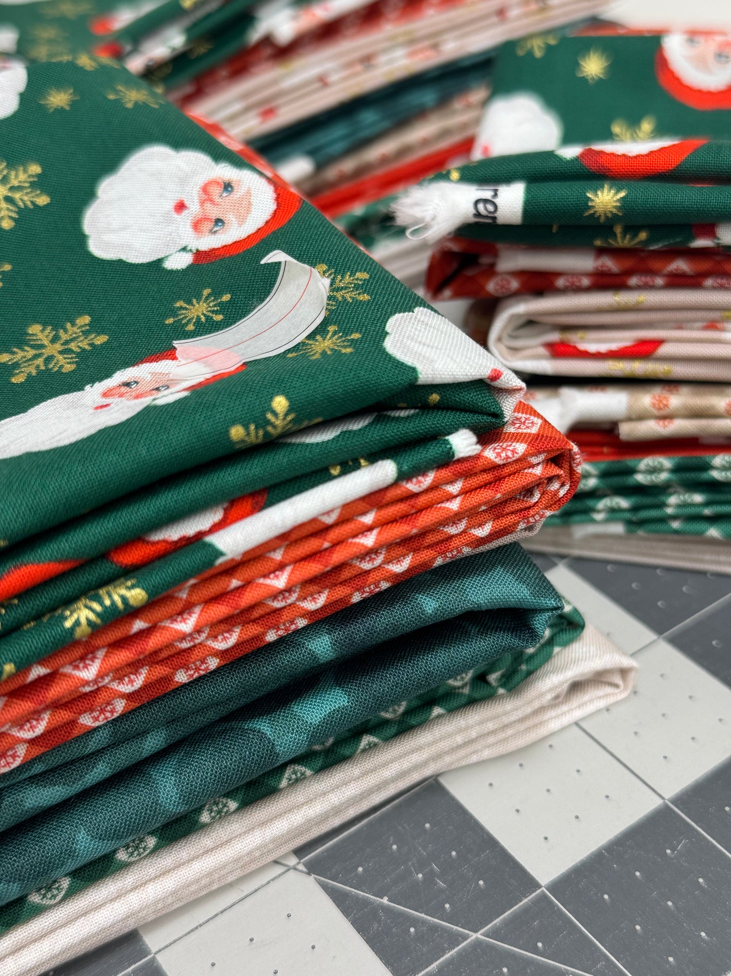 Lewis & Irene Santa 8 Fat Quarter Bundle