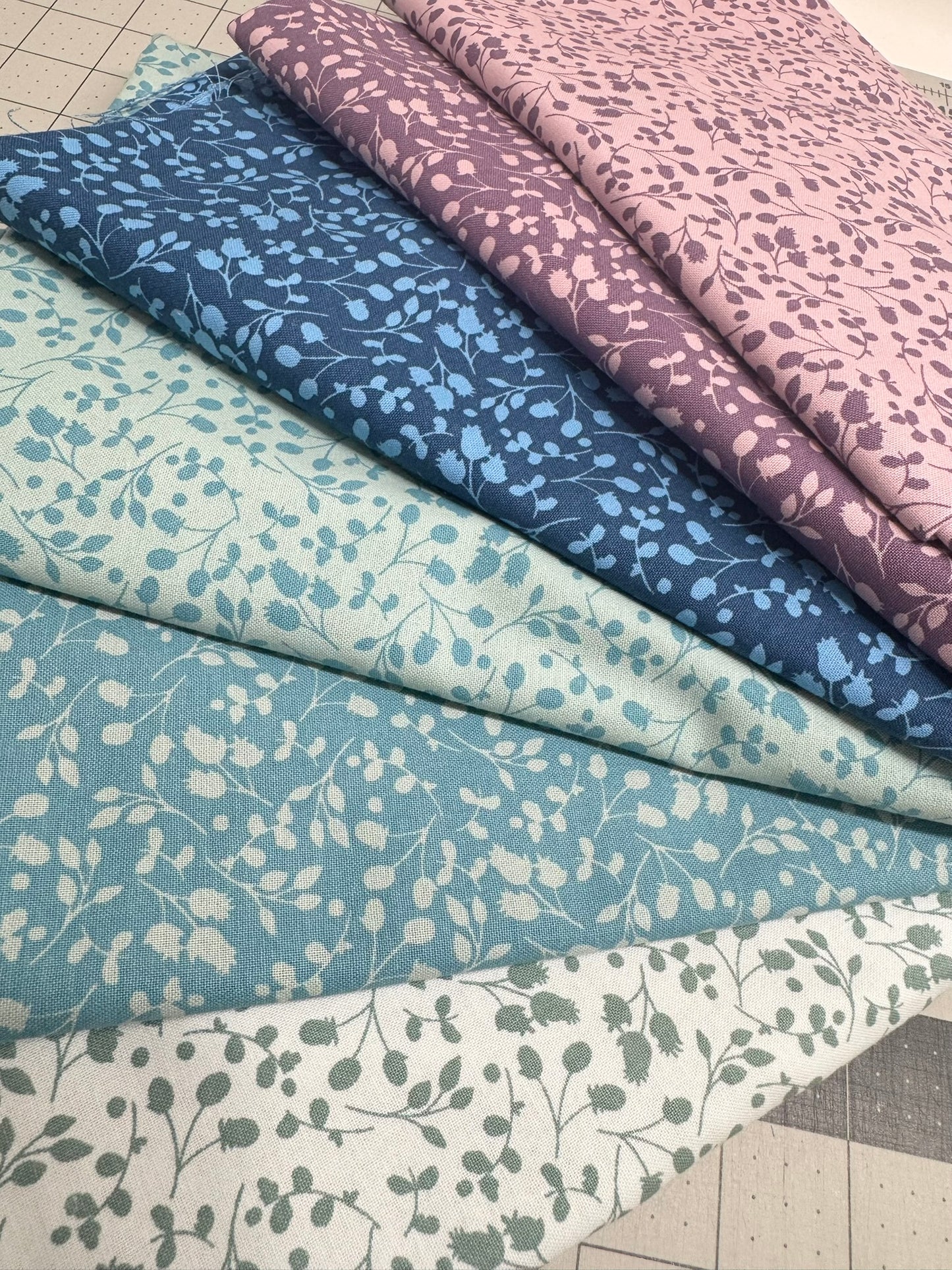 Floral fat quarter bundle for quilting.