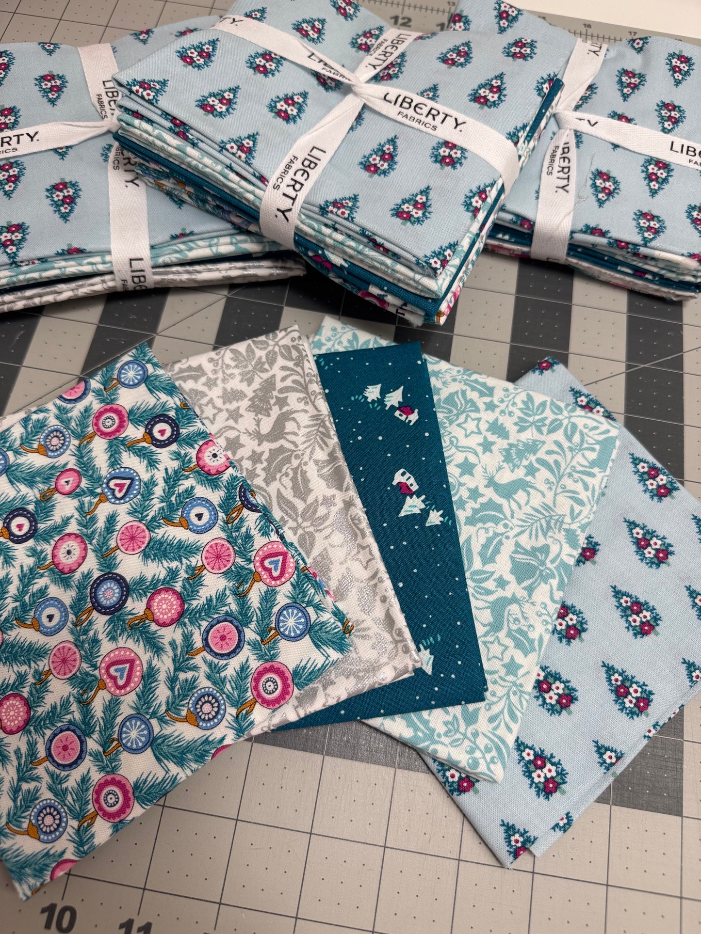 Liberty 5 Fat Quarter Bundle - Blue Christmas