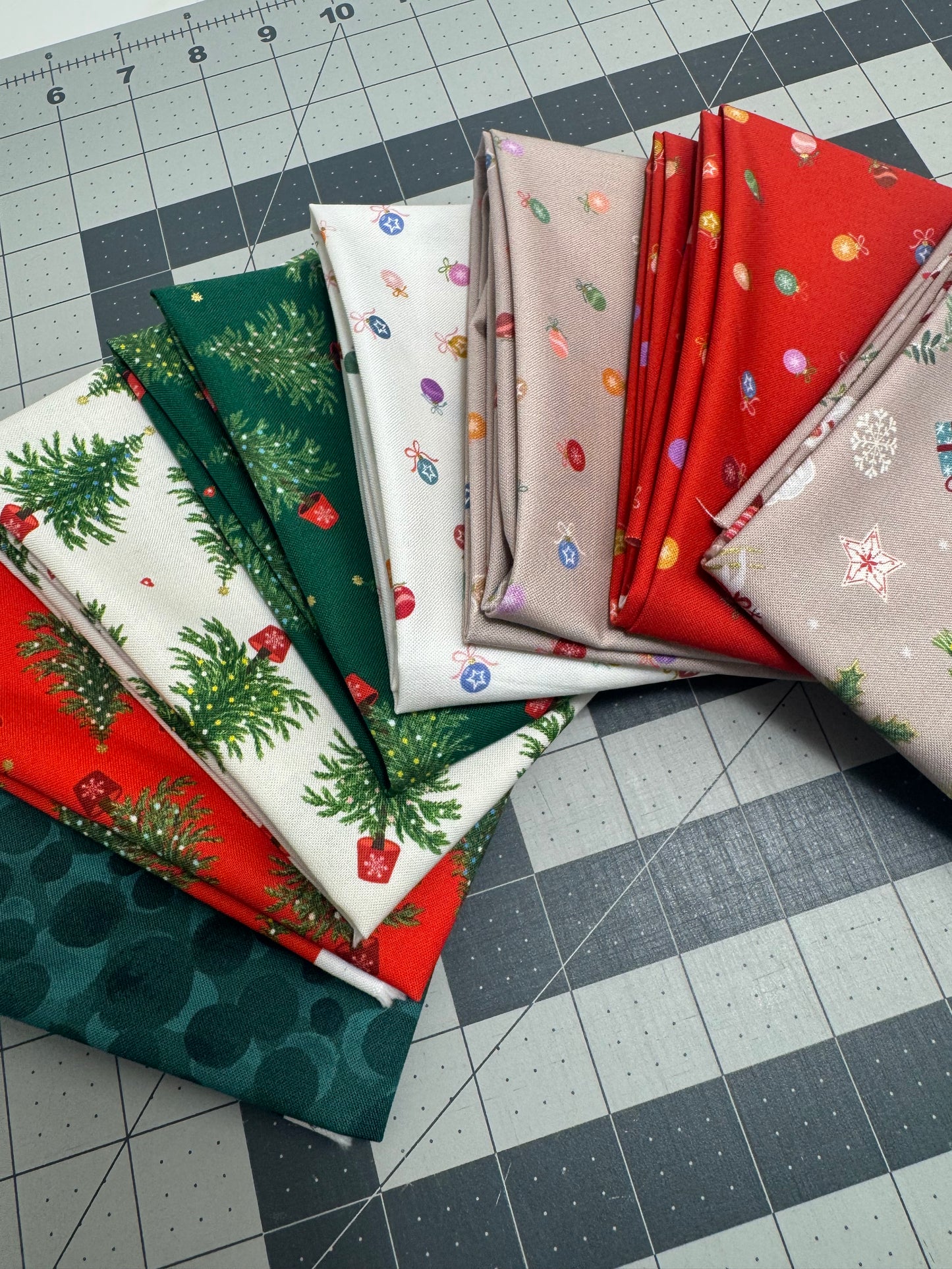 Lewis & Irene Oh Christmas Tree 8 Fat Quarter Bundle