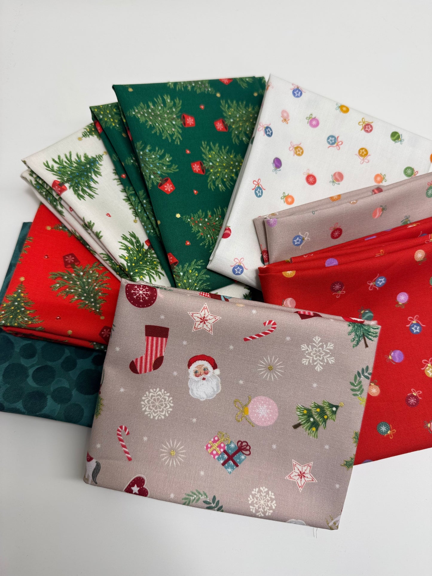 Lewis & Irene Oh Christmas Tree 8 Fat Quarter Bundle