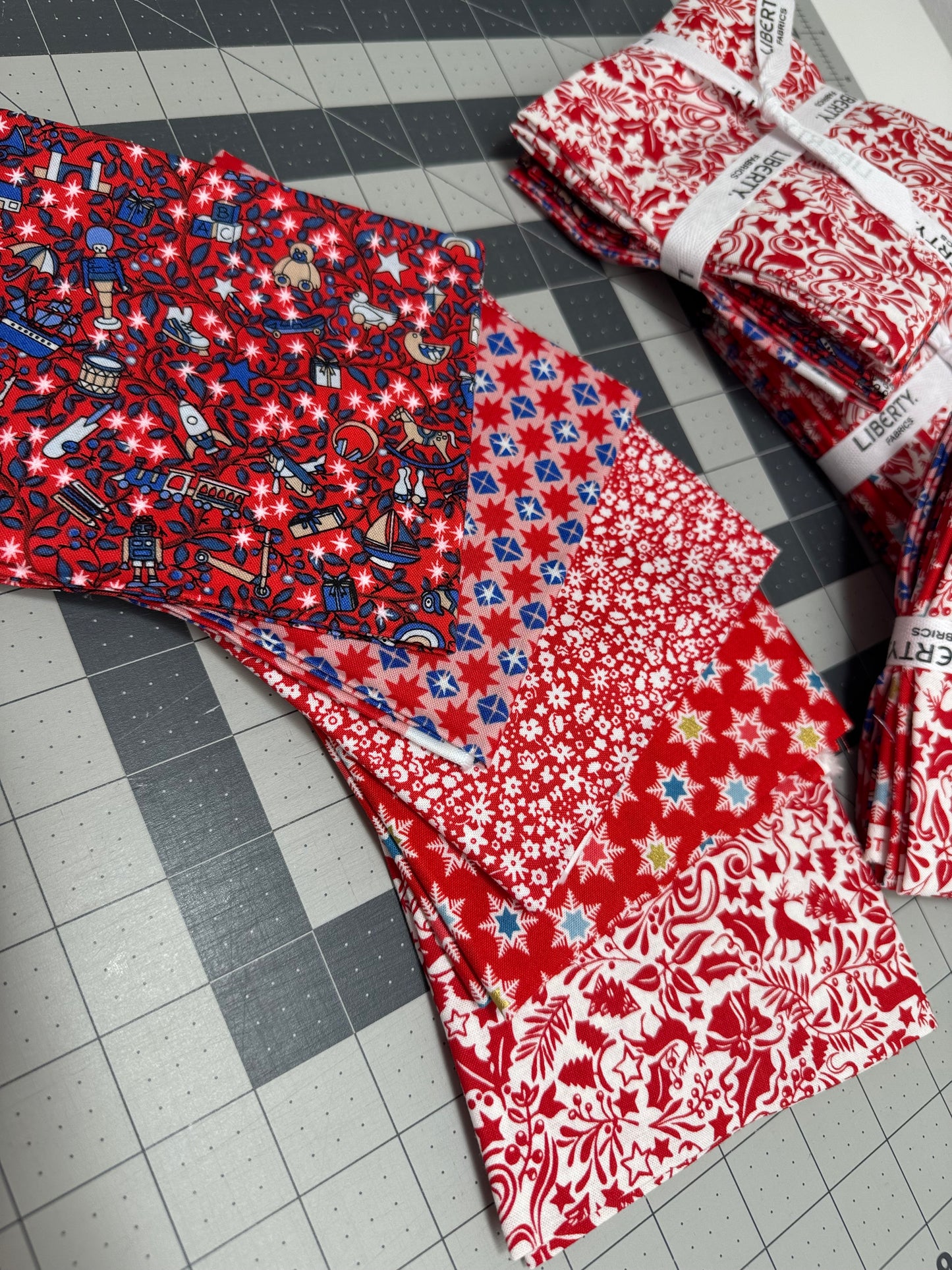 Liberty 5 Fat Quarter Bundle - Red Christmas